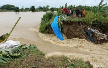 Derasnya Banjir Putus Jalan Semarang Purwodadi, Aktivitas Warga Terganggu