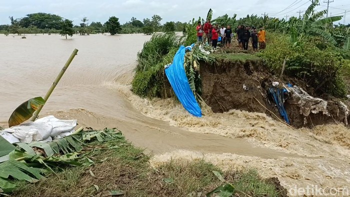 Derasnya Banjir Putus Jalan Semarang Purwodadi, Aktivitas Warga Terganggu