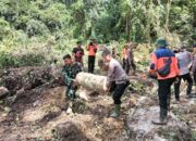 Di Tengah Hujan Deras, Upaya Evakuasi Korban Longsor Di Tumbang