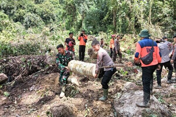 Di Tengah Hujan Deras, Upaya Evakuasi Korban Longsor di Tumbang Mahuroi Terus Dilakukan