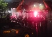 Duel Psis Vs Persis Diwarnai Protes Suporter, Flare Membara Di