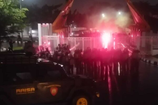 Duel Psis Vs Persis Diwarnai Protes Suporter, Flare Membara Di