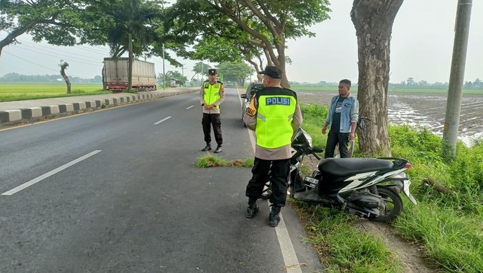 Emak Emak Tak Sadarkan Diri, Diduga Korban Tabrak Lari Di Pati