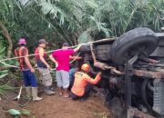 Gagal Menanjak, Mikrobus Di Banjarnegara Terguling Dan Masuk Kebun Salak