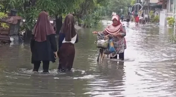 Hujan Deras Semalaman, Ratusan Rumah Di Kota Tegal Terendam Banjir