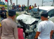 Innova Kecelakaan Di Klaten, Hantam Tiang Di Perlintasan Kereta Api