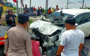 Innova Kecelakaan Di Klaten, Hantam Tiang Di Perlintasan Kereta Api