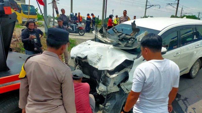 Innova Kecelakaan Di Klaten, Hantam Tiang Di Perlintasan Kereta Api