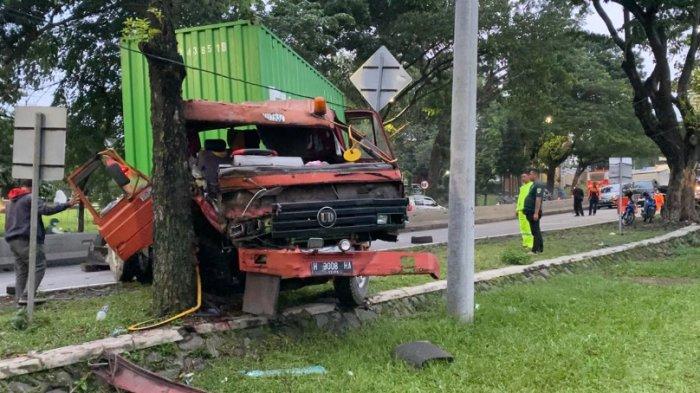 Insiden Truk Kontainer Di Pudakpayung, Sopir Gagal Kendalikan Rem