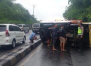 Insiden Di Bawen, Kabupaten Semarang: Truk Boks Terguling Ke Jalur