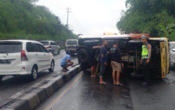 Insiden Di Bawen, Kabupaten Semarang: Truk Boks Terguling Ke Jalur