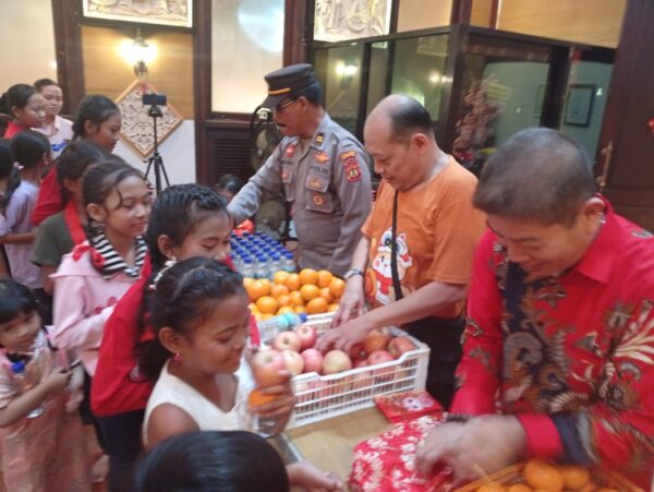 Jaga Kamtibmas, Bhabinkamtibmas Jembrana Sampaikan Imbauan Saat Ibadah Imlek