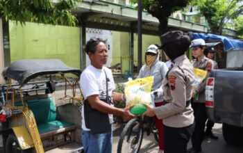 Jajaran Polwan Kendal Tunjukkan Kepedulian Dengan Membagikan Sembako