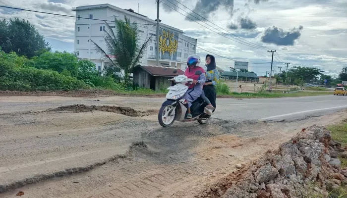 Jalan Depan RSUD Lamandau Berbahaya, Rusak Parah dan Menimbulkan Korban