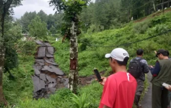 Jalur Randudongkal Watukumpul Pemalang Ditutup Sementara Akibat Tanah Bergerak Dan Retak