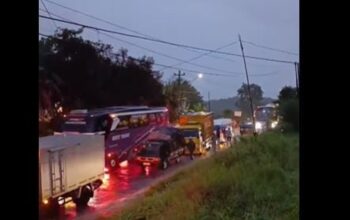 Jalur Tegal Purwokerto Lumpuh Total Akibat Banjir Di Underpass Pesurupan Prupuk