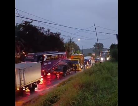 Banjir Genangi Underpass Pesurupan Prupuk, Jalur Tegal-Purwokerto Terhenti Total