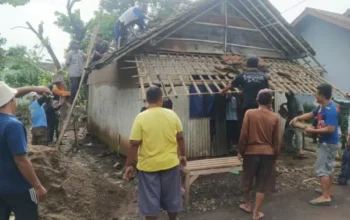 Kapolda Jateng Wujudkan Harapan, Bedah Rumah Warga Di Desa Sabarwangi