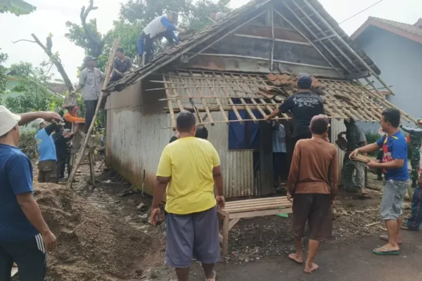 Kapolda Jateng Wujudkan Harapan, Bedah Rumah Warga Di Desa Sabarwangi