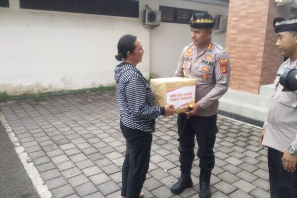 Bantuan Sosial Kapolres Jembrana Hadirkan Senyum di Minggu Kasih