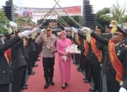 Kapolres Karanganyar Baru Akbp Hadi Kristanto Disambut Tradisi Pedang Pora,