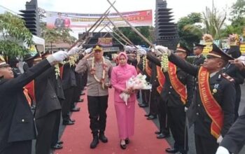 Kapolres Karanganyar Baru Akbp Hadi Kristanto Disambut Tradisi Pedang Pora,