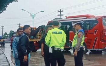 Kecelakaan Isuzu Elf Tabrak Warung Di Brebes, Sopir Tewas Terjepit,