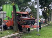 Kecelakaan Truk Garmen Di Pudakpayung Semarang: Truk Tabrak Pohon Setelah