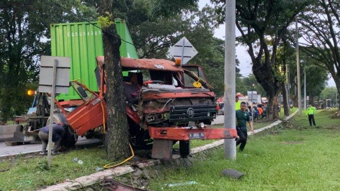 Kecelakaan Truk Garmen Di Pudakpayung Semarang: Truk Tabrak Pohon Setelah