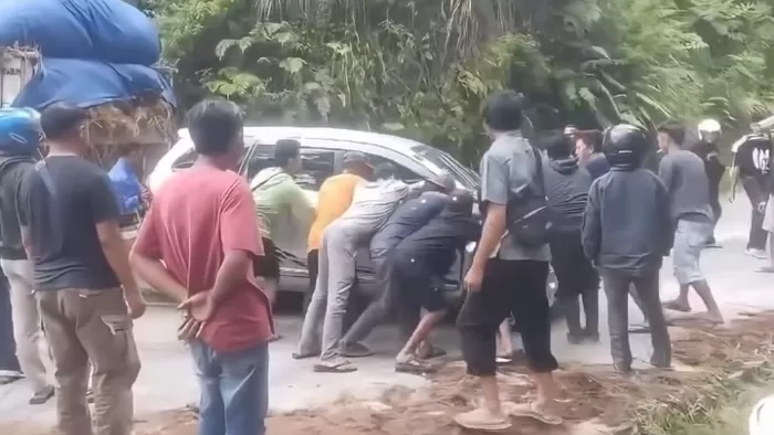 Kecelakaan Di Brebes Akibat Rem Blong, Warga Sigap Bantu Evakuasi