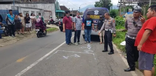 Kecelakaan Di Kota Malang, Balita Tewas Setelah Motor Tabrak Truk