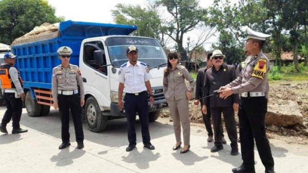 Kendal Geger! Truk Galian C Bandel Ditertibkan Oleh Polisi Dan