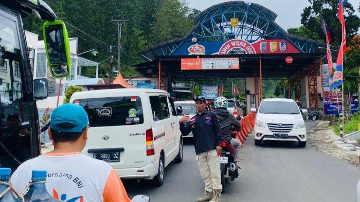 Kendaraan Terjebak Kemacetan Di Jalur Wisata Guci Tegal Pada Hari