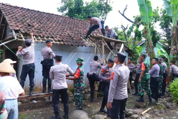 Lansia Di Kajen Terima Bedah Rumah Dari Polres Pekalongan, Berkat