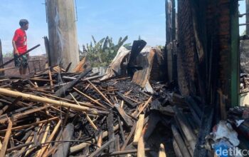 Lima Kios Di Jalan Basudewo Semarang Hangus Terbakar