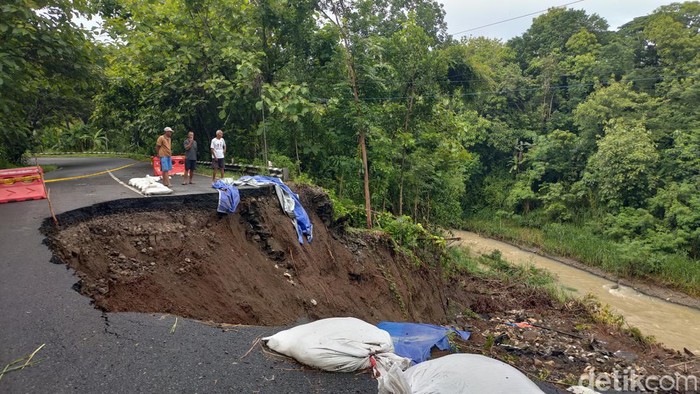 Longsor Terulang Di Jalan Kulon Progo Magelang, Tersisa 2 Meter Jalur