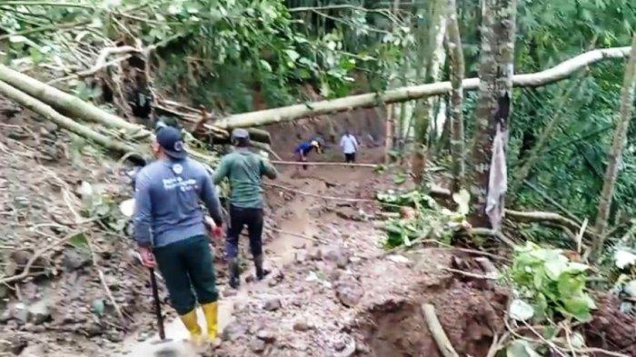 Akses Dua Dusun di Sumowono Terputus, Longsor Halangi Pejalan Kaki Sekalipun