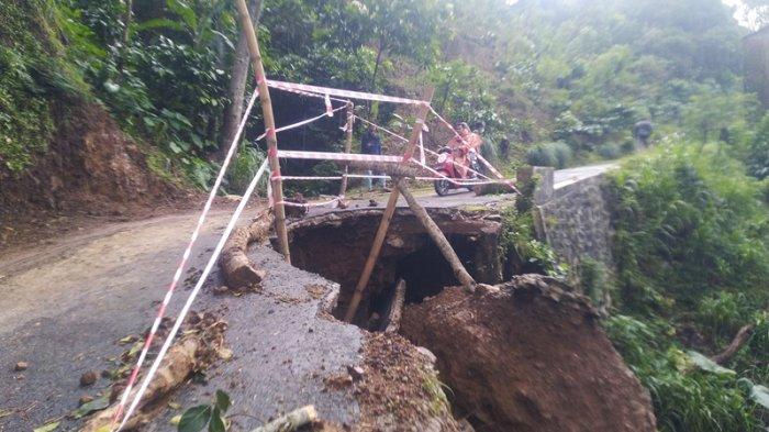 Longsor Di Jalur Wisata Puncak 29 Muria Dan Seribu Batu