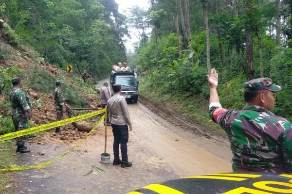 Longsor Terjang Jalan Antarprovinsi di Kismantoro Wonogiri, Lalu Lintas Tersendat