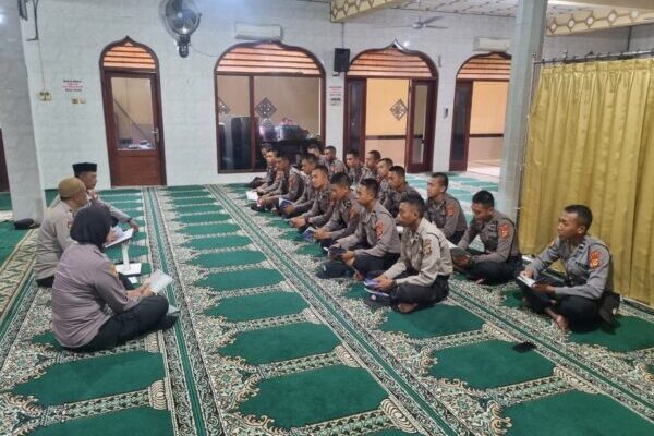 Bintara Polres Jembrana Ikuti Pembinaan Rohani di Masjid Baitul Muhtarifin