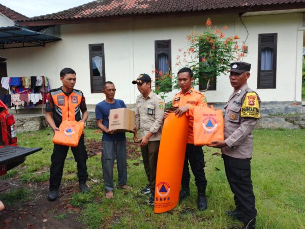 Menjalin Kedekatan Dengan Warga: Bhabinkamtibmas Desa Yeh Sumbul Tanggapi Masalah