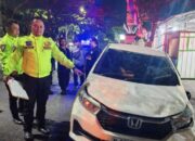 Mobil Honda Brio Terbalik Di Kota Malang, Tabrak Gerobak Nasi