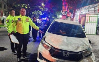 Mobil Honda Brio Terbalik Di Kota Malang, Tabrak Gerobak Nasi