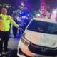 Mobil Honda Brio Terbalik Di Kota Malang, Tabrak Gerobak Nasi