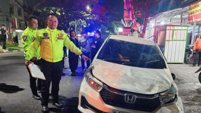 Mobil Honda Brio Terbalik Di Kota Malang, Tabrak Gerobak Nasi