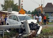 Mobil Innova Terlibat Kecelakaan Di Perlintasan Ka Pakis Klaten, Tabrak