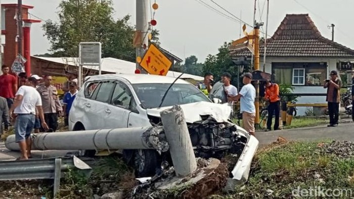 Mobil Innova Terlibat Kecelakaan Di Perlintasan Ka Pakis Klaten, Tabrak