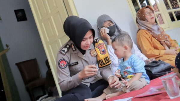 Peduli Generasi Sehat, Briptu Retno Jemput Balita Demi Tangkal Stunting