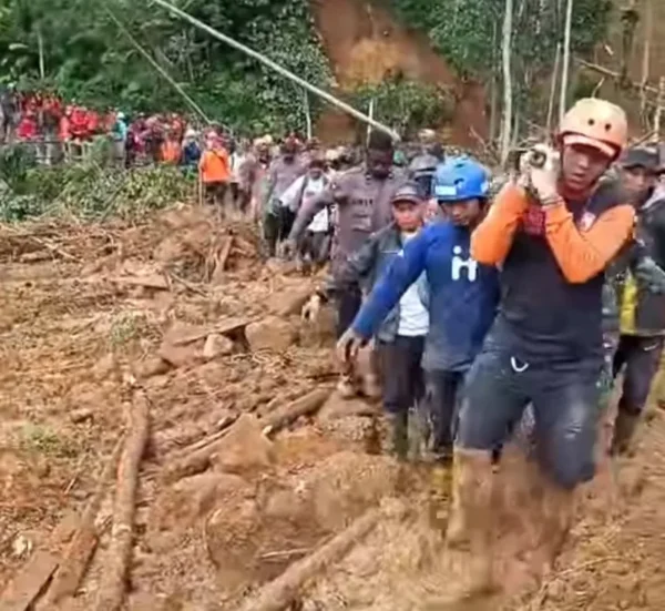 Pekalongan Dilanda Longsor, Tiga Korban Masih Hilang