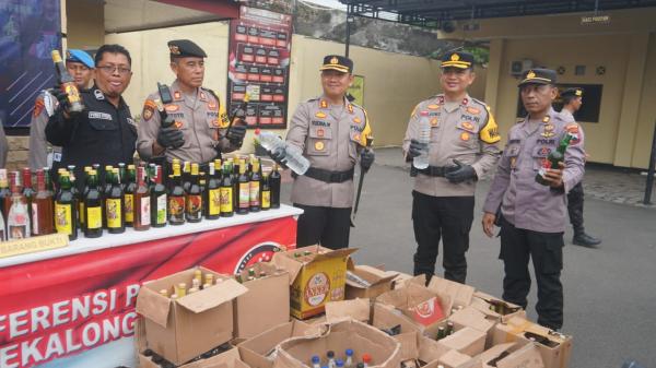 Pengamanan Akhir Tahun, Polres Pekalongan Kota Sita Ratusan Botol Miras